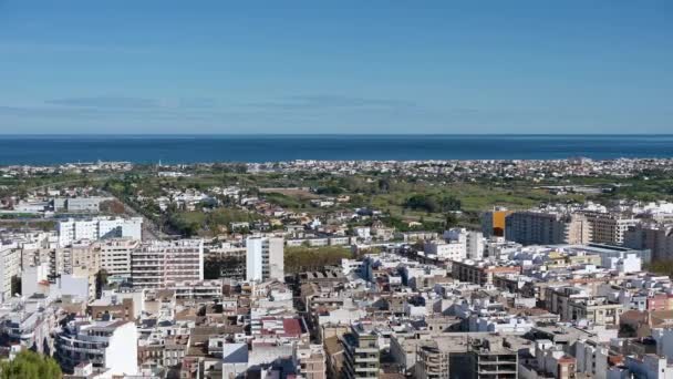 Blick Auf Die Spanische Stadt Oliva Mit Dem Mittelmeer Hintergrund — Stockvideo