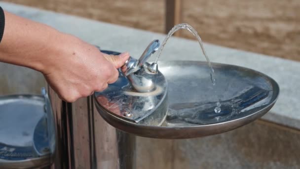 Een Hand Die Klep Van Een Drinkfontein Drukt Waardoor Water — Stockvideo