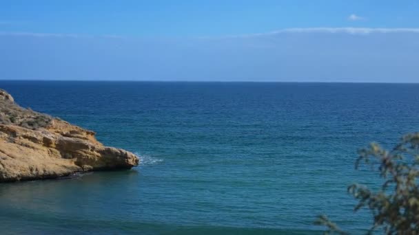 在平静的地中海上 岩石与绿灌木之间的景色 蓝蓝的天空 朦胧的地平线 — 图库视频影像