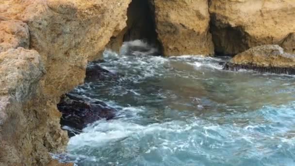 Sziklás Partvonal Barlangi Bejáratokkal Ahol Földközi Tenger Hullámai Összegyűlnek Eddie — Stock videók