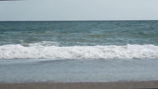 Вид Знизу Піщаного Пляжу Видом Море Горизонт Спостерігаючи Хвилі Котиться — стокове відео