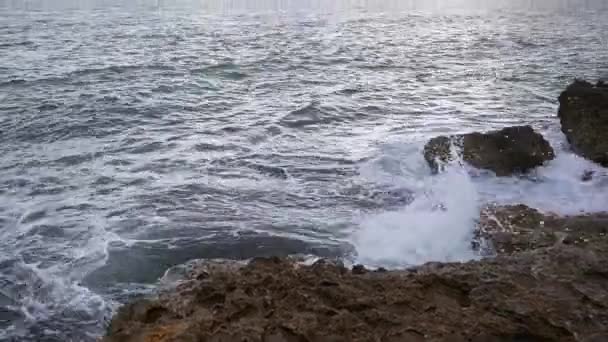 Pánev Skalnatého Pobřeží Kde Vlny Lámou Voda Najde Cestu Vzhůru — Stock video