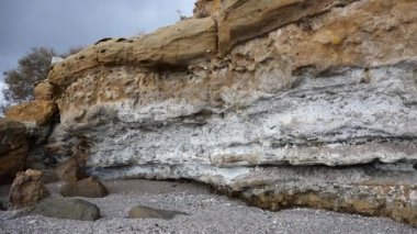 Akdeniz kıyısındaki bir dağ boyunca deniz manzarasına kadar soldan sağa dön. Çok katmanlı kayalar açıkça görülebilir..