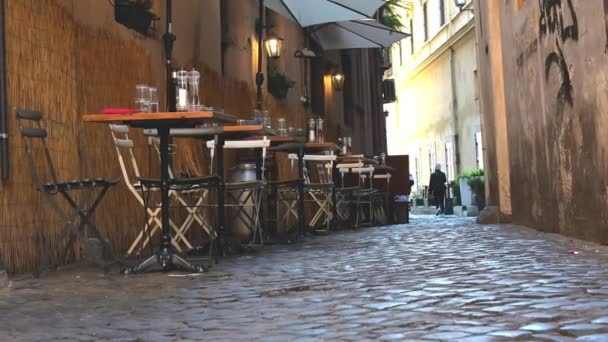 Vista Para Pequeno Beco Sombreado Com Mesas Café Chão Calçada — Vídeo de Stock