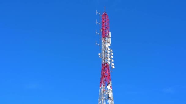 サンアントニオ アリカンテ スペイン 2023 雲のない青空に対して赤と白のモバイルとレーダータワーのビュー 異なるアンテナははっきりと見える — ストック動画