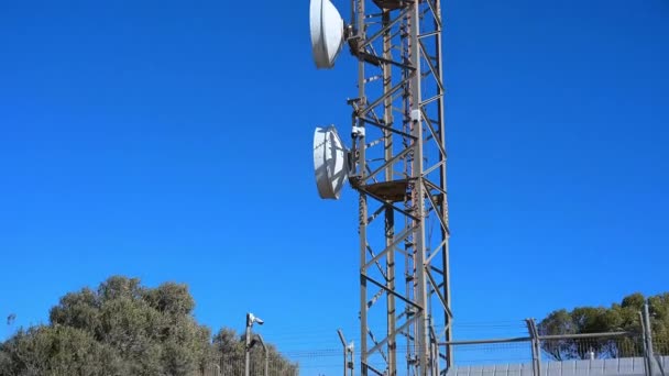 サンアントニオ アリカンテ スペイン 2023 雲のない青い晴れた空に対して スペインのカボ サンアントニオの携帯電話とレーダー塔の上に下からパン — ストック動画