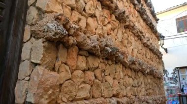 Castell de Guadelest, Alicante - İspanya 12-27-2023: Tarihsel olarak el yapımı taş bir duvarın altından tepesine Pan, statik olarak ilginç ve çok büyük görünüyor.