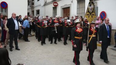 Castro del Rio, Cordoba - İspanya 03-24-2024: İspanyol Paskalya alayının bir parçası olarak sokak boyunca davulcu olarak yürüyen bir grup çocuk. Beyaz gömlek ve siyah pantolon giyiyorlar.