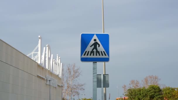 西班牙穆尔西亚 卡塔赫纳01 2024 看到一个西班牙行人过马路标志在停车场 呈长方形 蓝手和黑白象形文字 — 图库视频影像