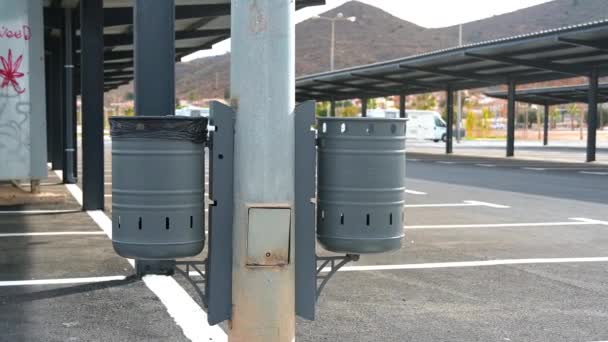 卡塔赫纳 西班牙穆尔西亚01 2024 两个装有垃圾袋的金属垃圾箱 垃圾箱挂在柱子上 — 图库视频影像