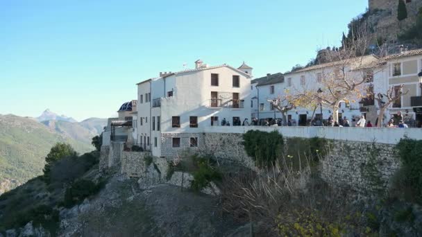 カステル グラデスト アリカンテ スペイン 2023 山腹からカステル グアダルテの村の上に広がるパノラマは 日差しと青空の下に多くの観光客を示しています — ストック動画