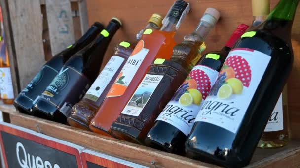 卡塞尔 瓜德罗斯特 西班牙语 Castell Guadelest 西班牙阿利坎特 2023年12月27日 一家展示酒类 葡萄酒和桑戈利亚等酒精饮料的商店在一个倾斜的木制货架上展出 供过路人使用 — 图库视频影像