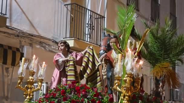 卡斯特罗 西班牙科尔多瓦 耶稣和其他人物乘坐帕索 作为西班牙复活节游行的一部分 在黑暗中飘浮 — 图库视频影像