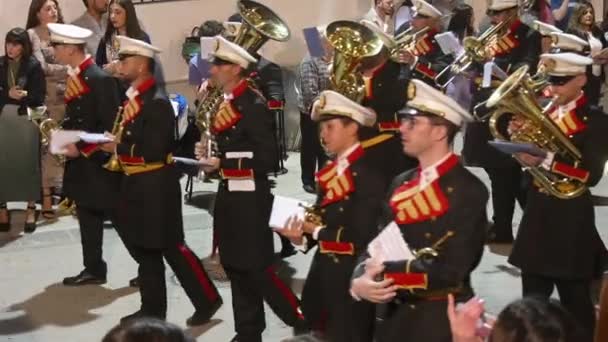 西班牙科尔多瓦的卡斯特罗德尔里奥 由黄铜演奏家和鼓手组成的铜管乐队 在身着制服的复活节游行队伍的黑暗街道上走来走去 节奏悠扬 — 图库视频影像