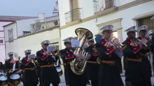 卡斯特罗 西班牙科尔多瓦 朝街小礼拜堂方向的摄像运动 走向西班牙斯帕奇大街上的复活节游行 身穿深色制服的鼓手和铜管乐器手 — 图库视频影像
