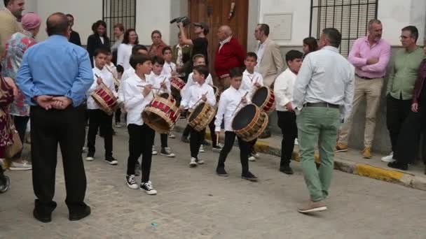 カストロ コルドバ スペイン 2024 スペインの復活祭の一環として通り沿いのドラマーとして行進する子供たちのグループ 白いシャツと黒いズボンを着ています — ストック動画