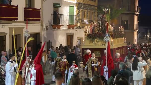 카스트로 코르도바 스페인 2024 부활절 행렬의 일환으로 어두운 거리를 개인과 — 비디오