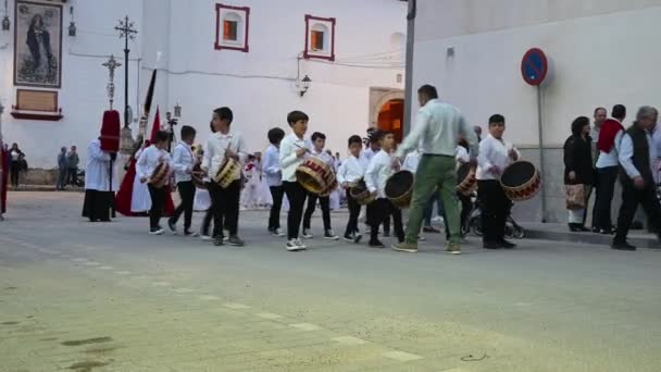 西班牙科尔多瓦的卡斯特罗德尔里奥 由黄铜演奏家和鼓手组成的铜管乐队 在身着制服的复活节游行队伍的黑暗街道上走来走去 节奏悠扬 — 图库视频影像