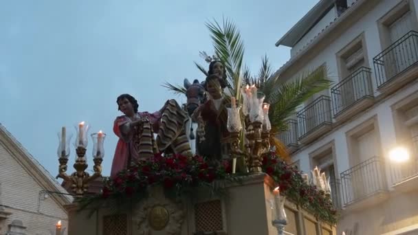 西班牙科尔多瓦 科多巴 卡斯特罗德尔里奥 作为复活节游行的一部分 在黑暗的街道上 运送一辆帕索斯车和随行人员在人群中穿梭 — 图库视频影像