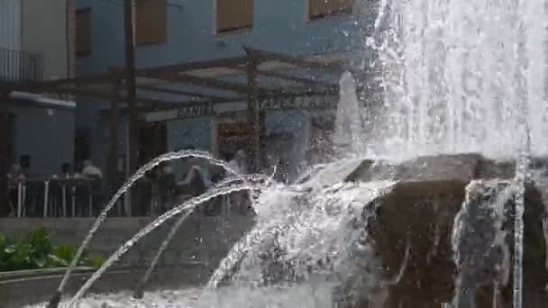 西班牙阿利坎特 丹妮亚 一个更大的喷泉 有许多水柱 在阳光照射下 咖啡店或餐馆前面有大量的水流动 流过起泡的水 — 图库视频影像