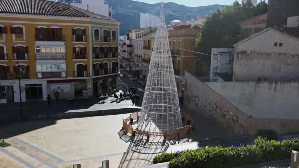 デニア アリカンテ スペイン 2023 クリスマスの直前にデニアのマーケットとフェスティバル広場の景色 センター内のクリスマスの装飾と妖精のライトのディスプレイスタンド — ストック動画