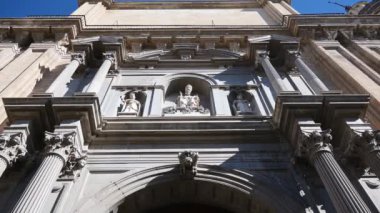 Granada, Granada - İspanya 02-03-2024: Granada 'daki Iglesia Parroquial del Sagrario portalının manzarası