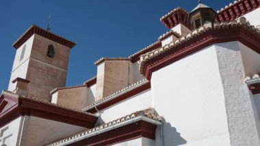 Granada, Granada - İspanya 02-03-2024: Granada 'daki Iglesia de San Nicolas üzerinde Pan, mavi gökyüzüne karşı güzel beyaz bir kilise