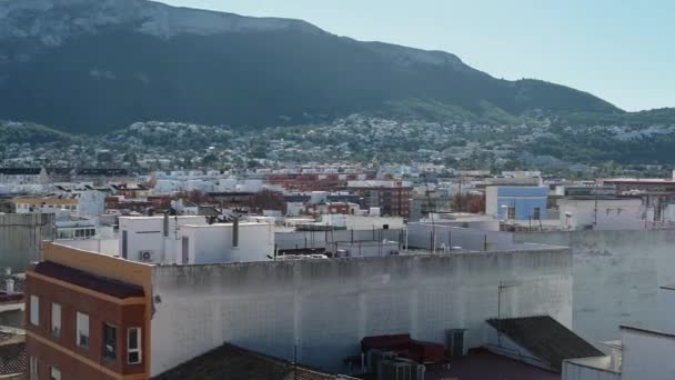 2023年4月11日 西班牙阿利坎特 丹妮亚 在丹妮亚市上空扫荡 蓝天的背景下 有铃铛 多层楼房 天台花园和群山 — 图库视频影像
