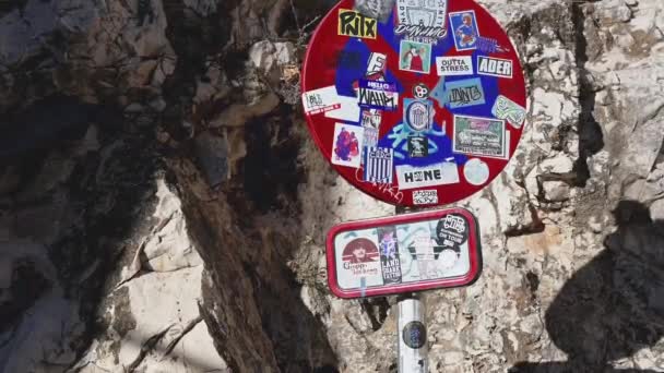 Denia Alicante Spain 2023 Знак Стоянка Запрещена Неразборчивым Дополнением Покрытый — стоковое видео