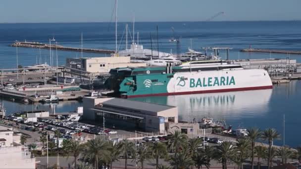 西班牙阿利坎特 丹妮亚 2023年4月11日 在码头 停车场有一个汽车轮渡的德尼亚斯港口景观 在背景中 — 图库视频影像