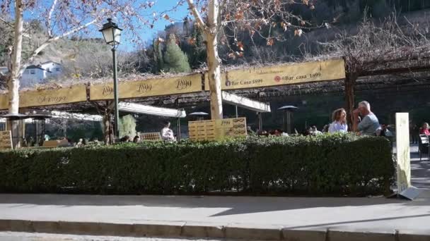 グラナダ グラナダ スペイン02 2024 ヘッジに囲まれたレストランの広大な屋外エリア 夏には日陰のためにブドウ畑で覆われたキャノピーが特徴です よく見ると アルハンブラを見ると — ストック動画