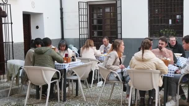 Granada Granada Španělsko 2024 Živé Pouliční Kavárna Bílými Hnědými Židlemi — Stock video