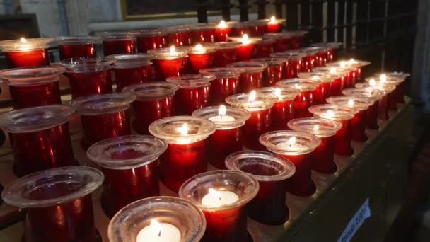 Granada Granada España 2024 Una Iglesia Muchas Velas Votivas Rojas — Vídeos de Stock