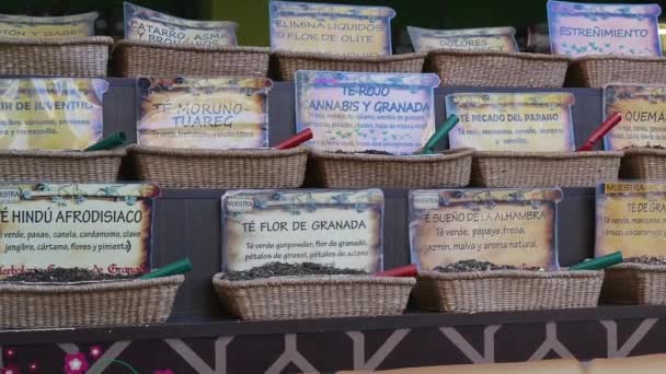 格拉纳达 格拉纳达 西班牙 格拉纳达市的各种类型的茶 可以用小勺子从篮子里拿出来 所有品种都贴上标牌说明 — 图库视频影像
