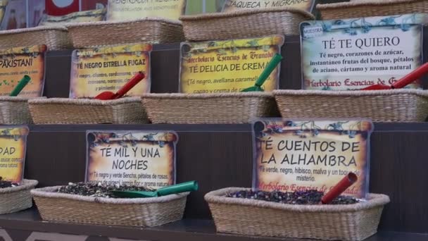 グラナダ グラナダ スペイン 2024 小さなスプーンを使用してバスケットからスカウトすることができますグラナダの都市のさまざまな種類のお茶 すべての品種は 記号上の記述とラベル付けされています — ストック動画
