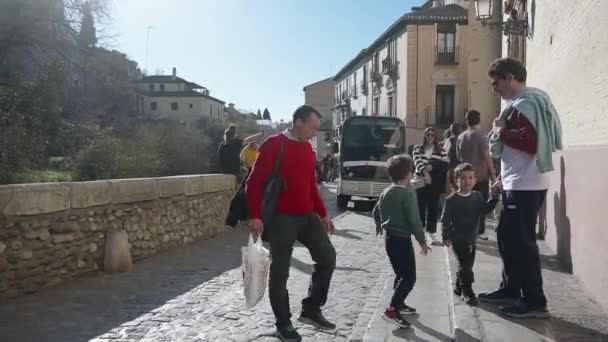 Granada Granada Espanha 2024 Ônibus Turístico Com Reboques Sobe Uma — Vídeo de Stock