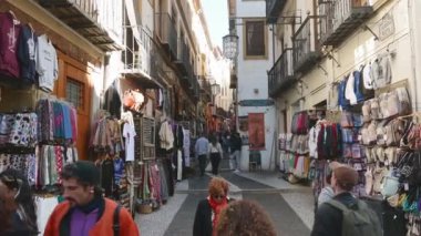 Granada, Granada - İspanya 02-03-2024: Granada 'da Arap mahallesinin bir caddesine bir manzara, sayısız tekstil, seramik ve daha birçok küçük Arap restoranıyla birlikte