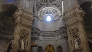 Granada, Granada - İspanya 02-03-2024: Granada Katedrali 'nde tepeden tırnağa bir tava, güzel kubbeye odaklanıyor, gri ve beyaz tonlarında tutuluyor, güneş ışığıyla dolu..