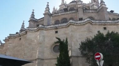 Granada, Granada - İspanya 02-03-2024: Granada Katedrali 'nin yuvarlak mimari zirveleri ve pürüzsüz bir perdenin yer aldığı bir bölümünün panoramik görünümü