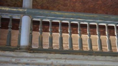 Granada, Granada - İspanya 01-27-2024: İspanya 'nın Alhambra Sarayı' ndaki eski ahşap korkulukların üzerinden soldan sağa çevir. Antika renk şeması ve destekleyici sütunlar açıkça görülüyor.