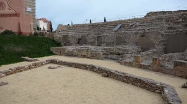 Tarragona, Tarragona - İspanya 03-27-2024: Tarragona, İspanya 'daki Roma harabeleri üzerinde Pan: UNESCO' nun Dünya Mirası Alanı olan Tarraco antik kentinin kalıntıları.