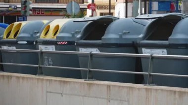 Mazarron, Murcia - İspanya 03-26-2024: Kağıt, cam ve ambalaj gibi farklı atık türlerini ayırmak için soldan sağa doğru sayısız büyük çöp konteynırının tepsisi.