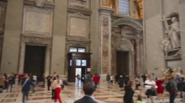 Roma, Latium - İtalya 11-22-2022: St. Peter Bazilikası 'nın iç salonunu yan şapeller, Vatikan mağaralarının girişi ve koridorun sonundaki güzel sunak manzarasıyla çevirin.