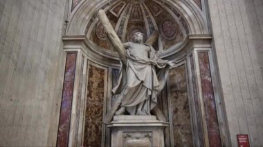 Roma, Latium - İtalya 11-22-2022: Roma 'daki St. Peter Bazilikası' nda Franois Duquesnoy 'un Sant Andrea heykelinin manzarası. Bir haç taşıyor ve heybetli bir şekilde kaidede duruyor..
