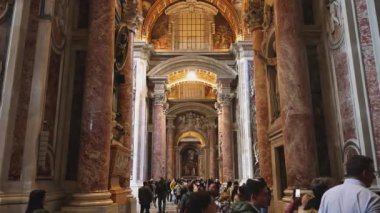 Roma, Latium - İtalya 11-22-2022: St. Peter Bazilikası 'nın çok sayıda turistle dolu uzun bir koridorundan bakın ve sonra yukarıdaki kubbeye dönün..