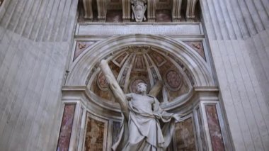 Roma, Latium - İtalya 11-22-2022: Francois Duquesnoy 'un heykelindeki kamera tavası, 1640' dan Sant Andrea, yukarıdaki balkona kadar, Roma 'daki Aziz Peter Bazilikası' nda taşlarla zenginleştirilmiş..