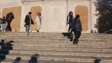 Roma, Latium - İtalya 11-22-2022: Roma 'daki Trinita dei Monti Kilisesi' nin altından ve İtalya 'nın Mısırlı Obelisk kentinden gelen panorama, İspanya' nın mavi gökyüzü ve çok sayıda yoldan geçen merdivenlerinin üzerinde.