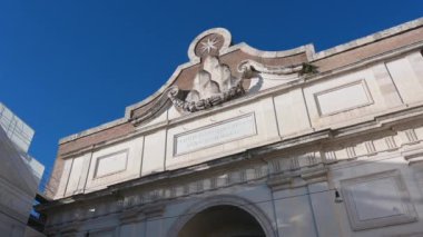Roma, Latium - İtalya 11-22-2022: Roma 'daki Porta del Popolo' nun üstünden geçen ve pek çok turistin yürürken, selfie çekerken ve telefonlarına bakarken görüldüğü kamera tavası.