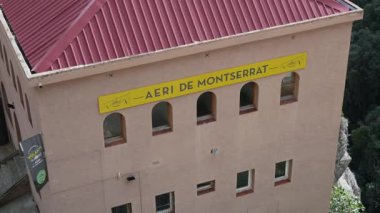 Monistrol de Montserrat, Barcelona - İspanya 03-27-2024: Montserrat 'taki gondolları Montserrat Manastırı' na giden kablo karininin alt istasyon manzarası.