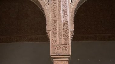 Granada, Granada - İspanya 01-27-2024: İspanya 'da bir Alhambra binasının ön cephesi boyunca tepeden tırnağa Pan. Karmaşık sanatsal detaylar açıkça görülüyor.